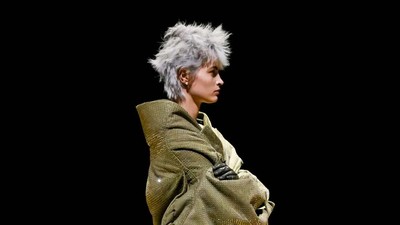 10 Koleksi Busana Marc Jacobs Spring/Summer 2023, Model Pakai Jaket Terbalik