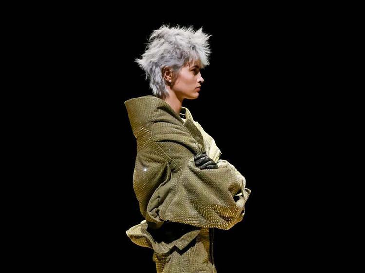 10 Koleksi Busana Marc Jacobs Spring/Summer 2023, Model Pakai Jaket Terbalik