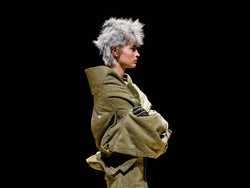 10 Koleksi Busana Marc Jacobs Spring/Summer 2023, Model Pakai Jaket Terbalik