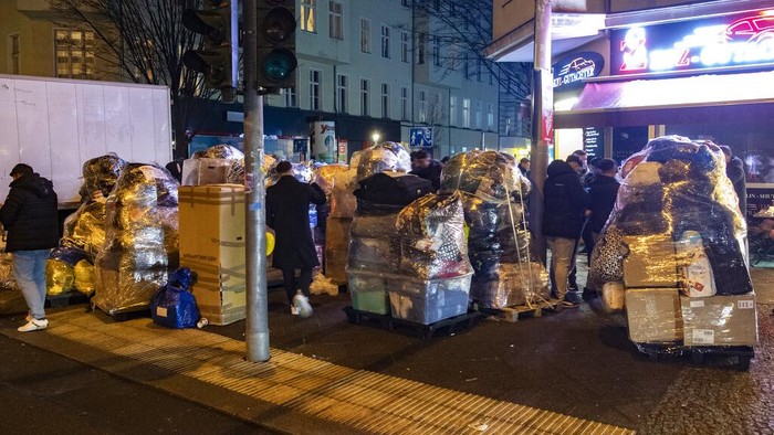 Komunitas di Jerman Kumpulkan Berton-ton Bantuan untuk Turki dan Suriah Relief supplies for earthquake victims in Turkey and Syria are loaded into trucks on Turmstrasse in Moabit, in Berlin, Germany, Monday, Feb. 6, 2023. Tens of thousands who were left homeless in Turkey and Syria faced a night in the cold. Members of the Turkish community in Berlin collected tons of relief supplies within a few hours. Police closed Turmstrasse so that the volunteers could load numerous trucks. (Paul Zinken/dpa via AP)
