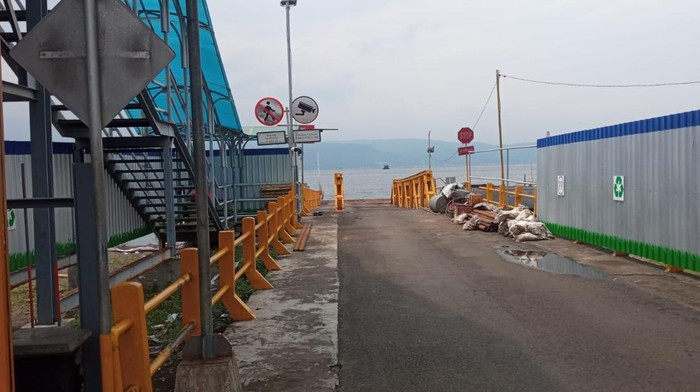 Kondisi dermaga ponton yang akan direnovasi menjadi dermaga movable bridge (MB) masih dalam proses pengecekan kepadatan tanah di Pelabuhan Gilimanuk, Selasa (7/2/2023). (I Putu Adi Budiastrawan/detikBali).