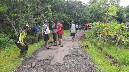 Kondisi jalan di Desa Cempaga, Kecamatan Banjar, Kabupaten Buleleng, Bali rusak parah sejak tahun 2015 belum dapat perbaikan pemerintah sampai saat ini. (IST)