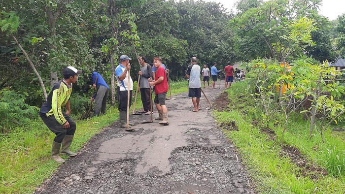 Kondisi jalan di Desa Cempaga, Kecamatan Banjar, Kabupaten Buleleng, Bali rusak parah sejak tahun 2015 belum dapat perbaikan pemerintah sampai saat ini. (IST)