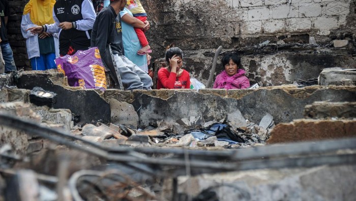 Kondisi Permukiman Padat di Bandung Usai Dilahap Api, 25 Rumah Hangus Kondisi bangunan pascakebakaran yang terjadi di permukiman padat di Kampung Kebon Kalapa Desa Sukamenak, Kecamatan Margahayu, Kabupaten Bandung, Jawa Barat, Selasa (7/2/2023). Kebakaran yang terjadi pada Senin (6/2/2023) pukul 23.00 WIB tersebut menghanguskan 25 rumah dan penyebab kebakaran tersebut masih diselidiki oleh pihak terkait. ANTARA FOTO/Raisan Al Farisi/aww.