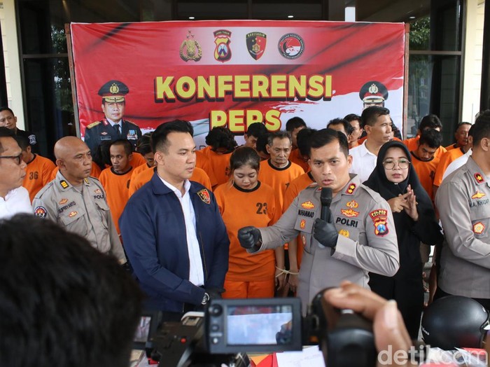 Konferensi pers perampokan minimarket yang turut dilakukan 2 wanita di Nganjuk