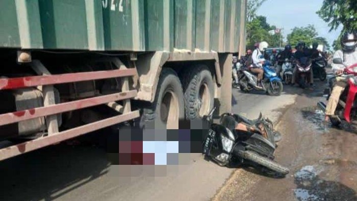 Korban dan motornya terlindas setelah gagal menyalip truk di Gresik