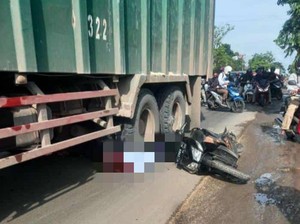 Tergelincir Saat Nyalip, Pria di Gresik Tewas di Kolong Ban Truk