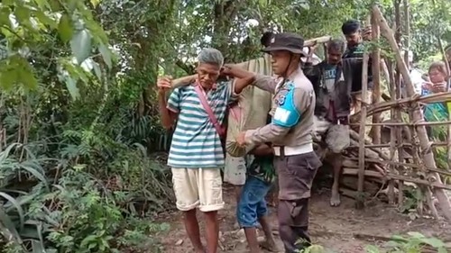 Seorang lansia di Timor Tengah Selatan ditemukan meninggal di kebun miliknya sendiri. Ia diduga sesak nafas karena kedinginan.