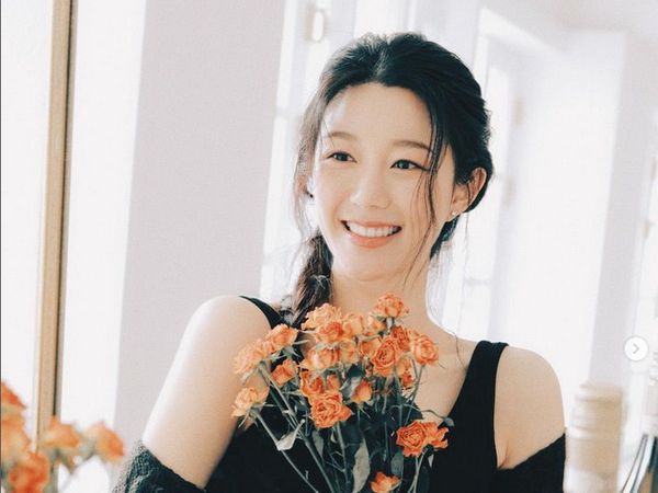 7 Foto Lee Da In, Calon Istri Lee Seung Gi yang Disorot Pakai Baju Seksi