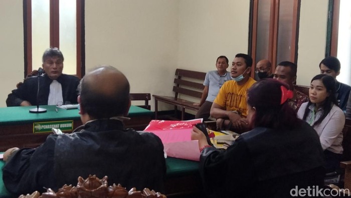 Lis, korban penusukan saat memberi kesaksian di sidang mantan suaminya