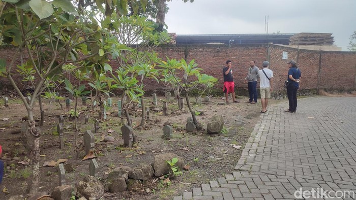 Lokasi penemuan mayat bayi dalam plastik di TPU Gandeng Kampung Sumur Adem, Kota Semarang, Selasa (7/2/2023).
