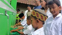 Kini masyarakat lebih mudah mendapatkan air bersih dan sanitasi yang layak.