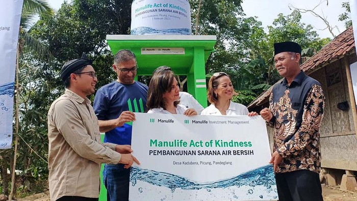 Manulife Bangun Sarana Air Bersih di Pandeglang PT Manulife Aset Manajemen Indonesia dan PT Asuransi Jiwa Manulife Indonesia meresmikan fasilitas sarana air bersih yang telah selesai dibangun di Desa Kadubera, Kecamatan Picung, Kabupaten Pandeglang, Banten Selasa (7/2/2023).