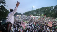 Warga mengikuti pengajian dalam rangkaian Resepsi Puncak Satu Abad Nahdlatul Ulama (NU) di parkir timur Gelora Delta Sidoarjo, Jawa Timur, Selasa (7/2/2023).