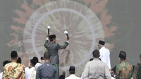 Presiden Joko Widodo (kiri) disaksikan Wakil Presiden Maruf Amin (kanan) memukul bedug digital saat membuka Puncak Resepsi Harlah 1 Abad NU di Stadion Gelora Delta Sidoarjo, Jawa Timur, Selasa (7/2/2023).