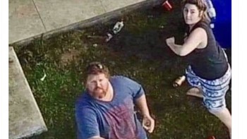 Rekaman balon mata-mata asal China saat di Amerika, di mana ada warga yang melempar dengan botol. Foto: Twitter