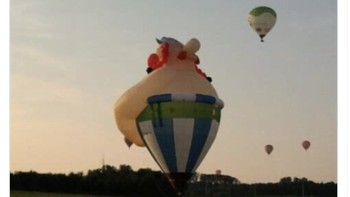 Balon mata-mata asal Prancis berbentuk karakter Obelisk. Foto: Twitter