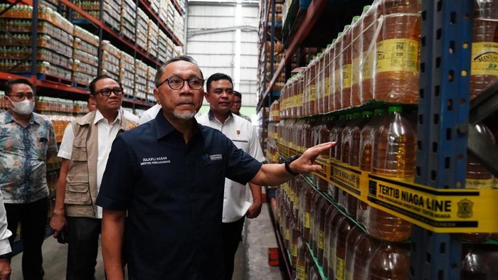 Menteri Perdagangan (Mendag) Zulkifli Hasan (Zulhas) Selasa (7/2/2023) melakukan inspeksi mendadak (sidak) ke gudang penyimpanan PT Bina Karya Prima di Marunda, Jakarta Utara. Dalam peninjauan tersebut Zulhas menemukan 500 ton Minyakita yang belum didisribusikan sejak Desember 2022 lalu.
