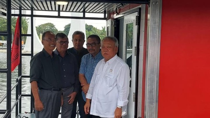 Menteri PUPR tinjau kapal rumah sakit terapung PDIP yang sap berlayar ke pelosok.