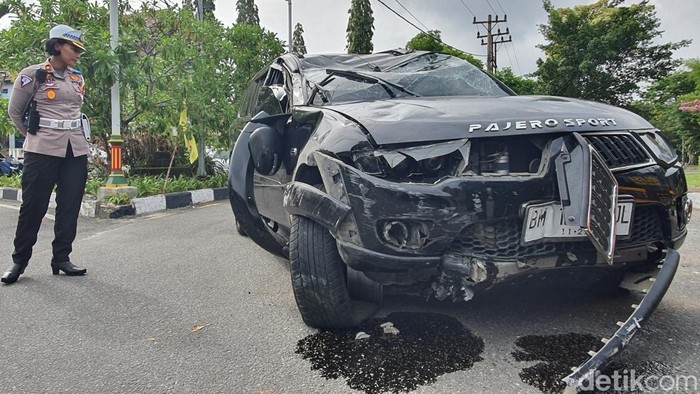 Mobil Pajero Sport milik dokter RS Bhayangkara Polda Riau mengalami kecelakaan di Tugu Keris, Pekanbaru.