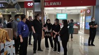 Selain jaminan harga lebih murah, keuntungan ini akan makin bertambah jika kamu menggunakan Allo Bank dan Bank Mega, di mana kamu akan mendapat diskon tambahan 10%. Untuk Allo Bank caranya cukup mudah, kamu hanya perlu mendownload Allo Bank dan upgrade akun kamu menjadi Allo Prime. Setelahnya, kamu bisa menikmati diskon sebesar 10% saat berbelanja kebutuhan di Transmart.