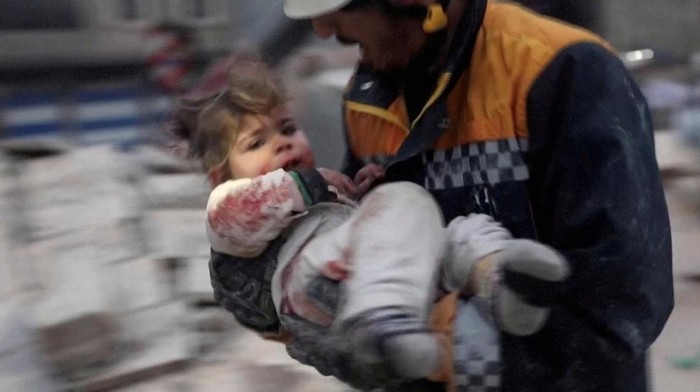 Momen Evakuasi Bocah Korban Gempa di Suriah A rescue worker carries a child at the site of a damaged building, following an earthquake, in rebel-held Azaz, Syria February 6, 2023. REUTERS/Mahmoud Hassano