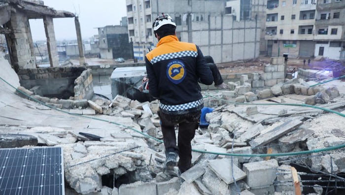 Momen Evakuasi Bocah Korban Gempa di Suriah A rescue worker carries a child at the site of a damaged building, following an earthquake, in rebel-held Azaz, Syria February 6, 2023. REUTERS/Mahmoud Hassano