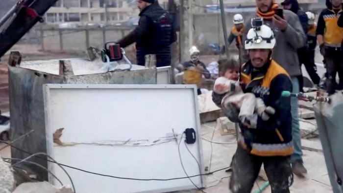 Momen Evakuasi Bocah Korban Gempa di Suriah A rescue worker carries a child at the site of a damaged building, following an earthquake, in rebel-held Azaz, Syria February 6, 2023. REUTERS/Mahmoud Hassano