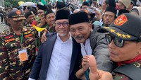 Zulhas disambut meriah warga.