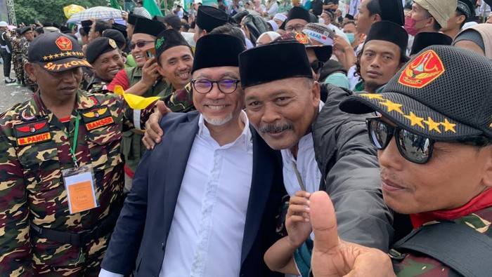 Momen Mendag Zulhas Hadiri Resepsi Satu Abad NU Puncak resepsi satu abad NU di gelar hari ini, Selasa (7/2/2023) di Gelora Delta Sidoarjo, Jawa Timur. Mendag Zulhas turut hadir di acara tersebut.