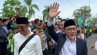Yang menarik, Zulhas (sapaan akrab Zulkifli Hasan) mengaku sempat kesulitan untuk sampai ke Gelora Delta Sidoarjo. Melalui akun twitternya, Zulhas sempat membagikan momen harus turun dari mobilnya, berjalan kaki keluar tol sampai harus menyebrang parit lantaran exit tol Sidoarjo macet total.