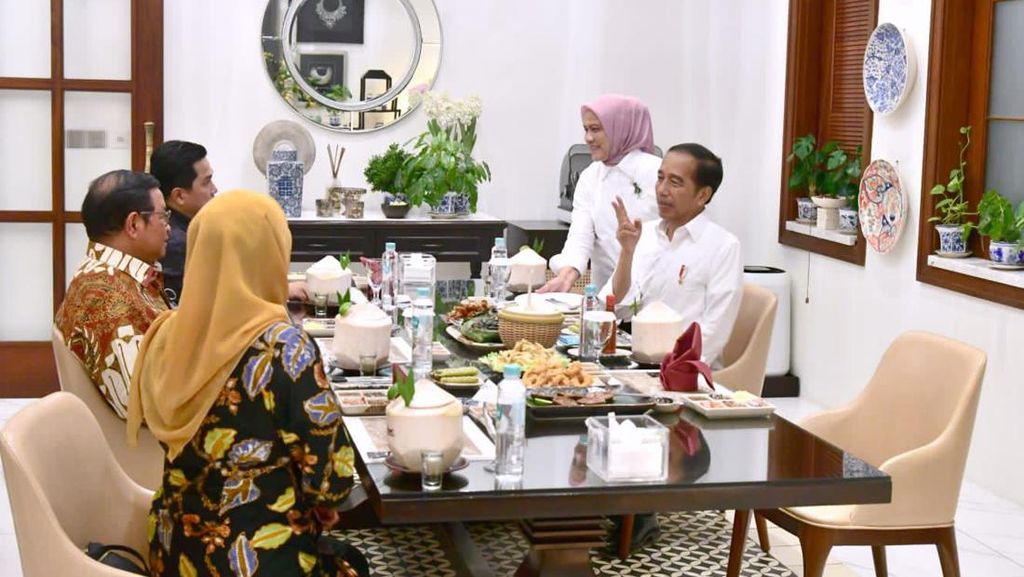 Momen Jokowi dan Ibu Iriana Ajak Para Pengawal Makan Bersama