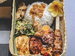 5 Nasi Campur Bali yang Lauknya Komplet dan Enak di Jakarta