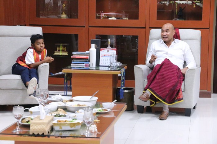 Nono (kiri) bersama Gubernur NTT VIktor Laiskodat di Kantor Gubernur NTT, Selasa (7/2/2023).
