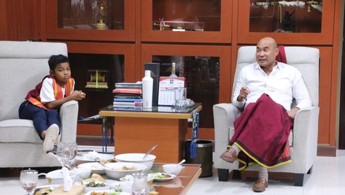 Nono (kiri) bersama Gubernur NTT VIktor Laiskodat di Kantor Gubernur NTT, Selasa (7/2/2023).