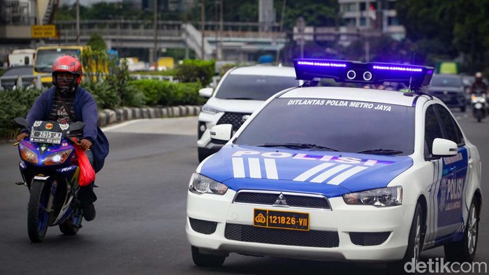 Polisi menggelar Operasi Keselamatan 2023 mulai hari ini. Polisi mengedepankan sistem tilang elektronik.