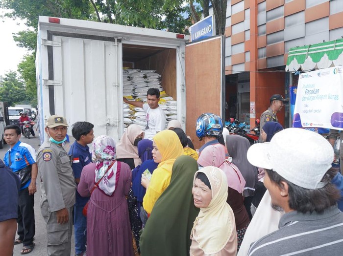 Operasi pasar beras di Lamongan