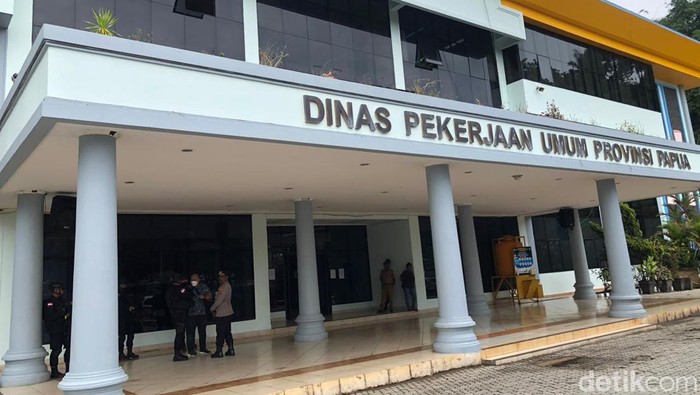 Tim penyidik KPK melakukan penggeledahan di Kantor Dinas Pekerjaan Umum (PU) Provinsi Papua.