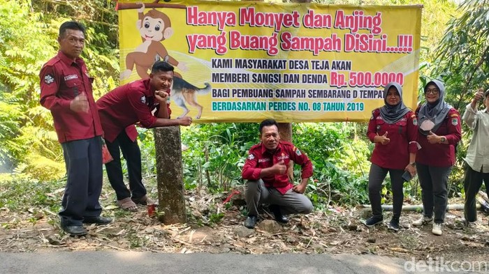 Para aparatur Desa Teja di Majalengka.