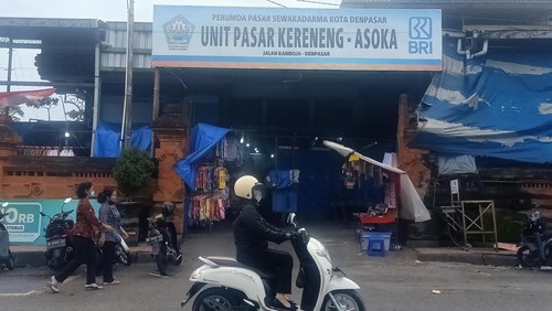 Suasana di salah satu pintu masuk Pasar Kreneng, Denpasar, Bali pada Selasa (7/2/2023).