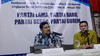 Peneliti Senior LSI Denny JA, Adrian Sopa (kanan) di dampingi moderator Ikrama Masloman (kanan) saat memberikan paparan hasil survei Setahun Menjelang Pemilu Legislatif 2024 bertajuk Partai Lama, Partai Baru, Partai Besar, Partai Gurem di kantor LSI Denny JA, Jakarta, Selasa (7/2/2023).