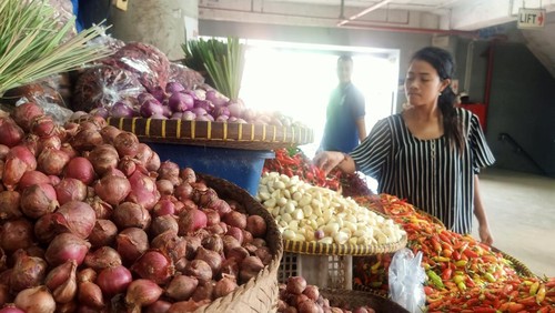 Pedagang pasar mengeluhkan harga bawang merah yang melambung seminggu terakhir. Bawang merah saat ini dibanderol Rp 38 ribu-Rp 40 ribu per kg.