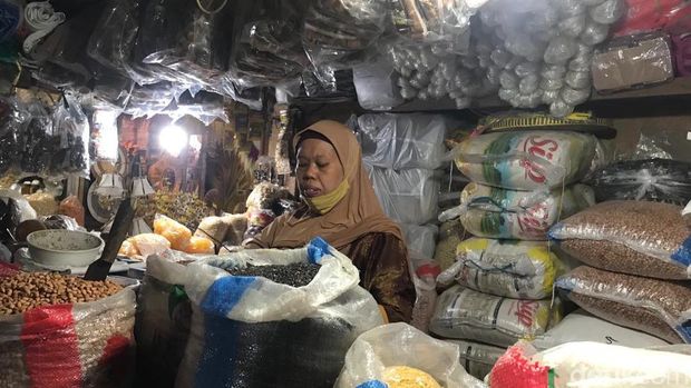 Pedagang sembako di Pasar Beringharjo keluhkan MinyaKita langka dan harga beras naik. Foto diambil Selasa (7/2/2023).