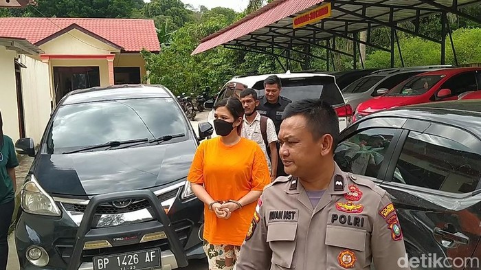 Pelaku WD saat diamankan di Polsek KKP Polresta Barelang.(Alamudin Hamapu/detikSumut)