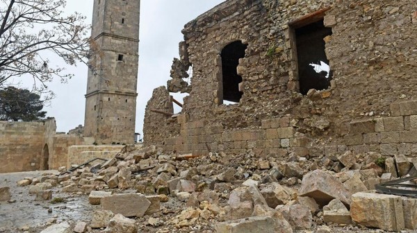Sejumlah bagian benteng kuno Aleppo nampak rusak dengan material yang berhamburan akibat diguncang gempa. Â Sejumlah bagian benteng kuno Aleppo nampak rusak dengan material yang berhamburan akibat diguncang gempa. Â