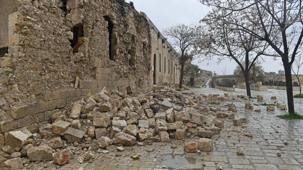 Kota Aleppo terkenal dengan benteng kunonya, pusat bersejarah yang terdaftar di UNESCO dan pasarnya yang tertutup selama berabad-abad.  