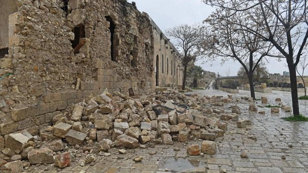 Kota Aleppo terkenal dengan benteng kunonya, pusat bersejarah yang terdaftar di UNESCO dan pasarnya yang tertutup selama berabad-abad. Â Kota Aleppo terkenal dengan benteng kunonya, pusat bersejarah yang terdaftar di UNESCO dan pasarnya yang tertutup selama berabad-abad. Â