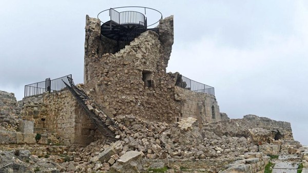 Kondisi Benteng kuno Aleppo rusak setelah gempa mematikan yang mengguncang Suriah, Senin (6/2/2023).
