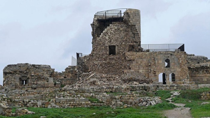 Penampakan Benteng Kuno Rusak di Suriah Akibat Gempa Dahsyat Turki Aleppo's ancient citadel is damaged following a deadly earthquake that shook Syria on February 6, 2023. - At least 810 people were killed in Syria as buildings collapsed after a 7.8 magnitude earthquake struck neighbouring Turkey, state media and rescuers said. (Photo by AFP) (Photo by -/AFP via Getty Images)