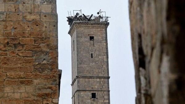 Menara masjid Ayyubiyah di dalam benteng kuno Aleppo retak setalah diguncang gempa. Bagian kubah menara pun runtuh, pintu masuk juga rusak.  